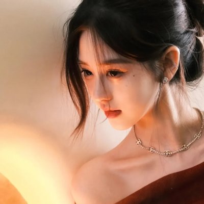 戴流苏耳环的少女